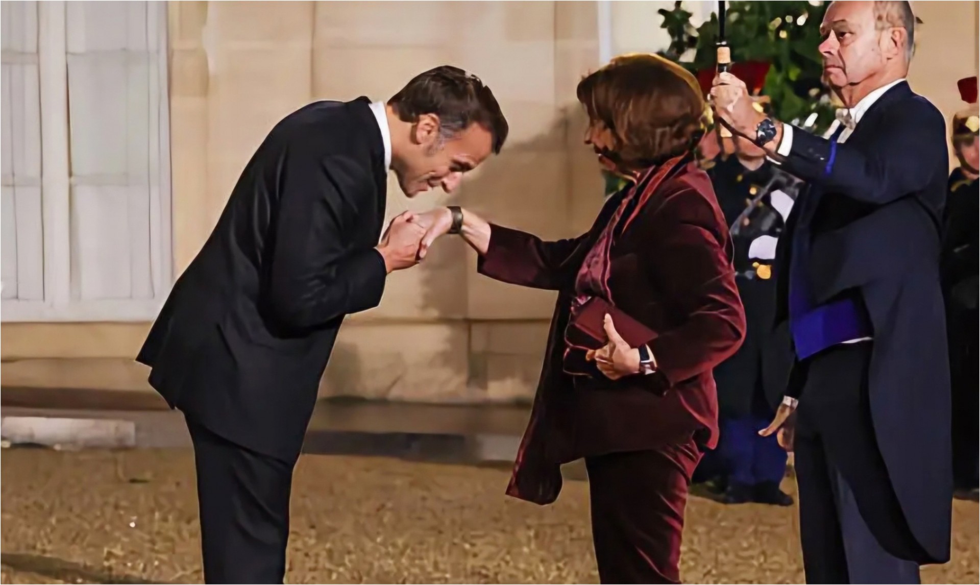 Бордо елеганција со став: Претседателката Давкова на свечената вечера кај Макрон