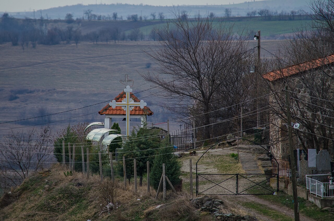 „Во рамките на карпестата црквата има дупка која проголтува луѓе“: Жителите на кумановска општина со години ја раскажуваат оваа неверојатна приказна за црквата св. Петка