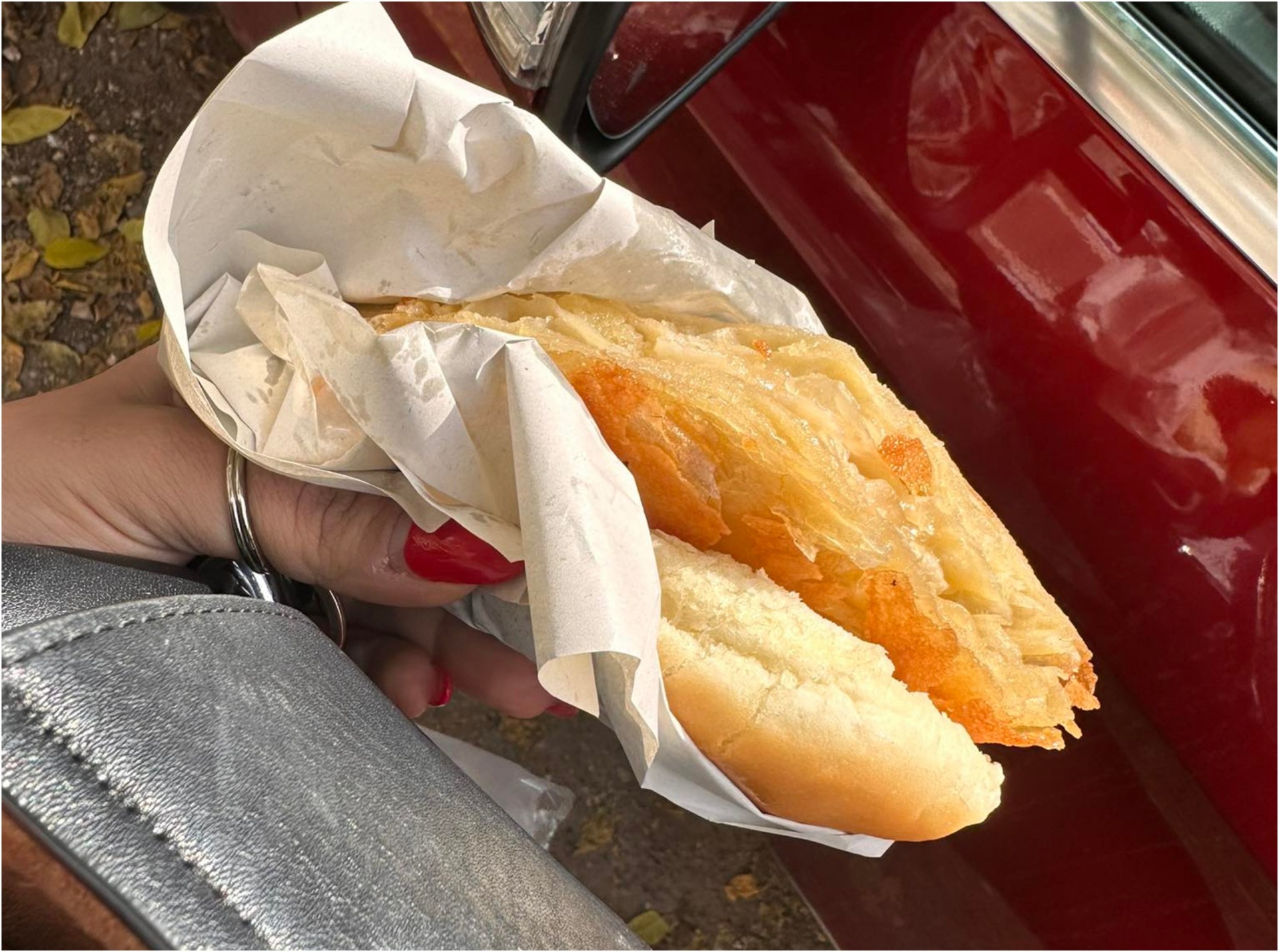 Кога ќе ја видите како изгледа ќе мислите дека не излегува од теретана, но оваа наша пејачка ужива во бурек и симит погача