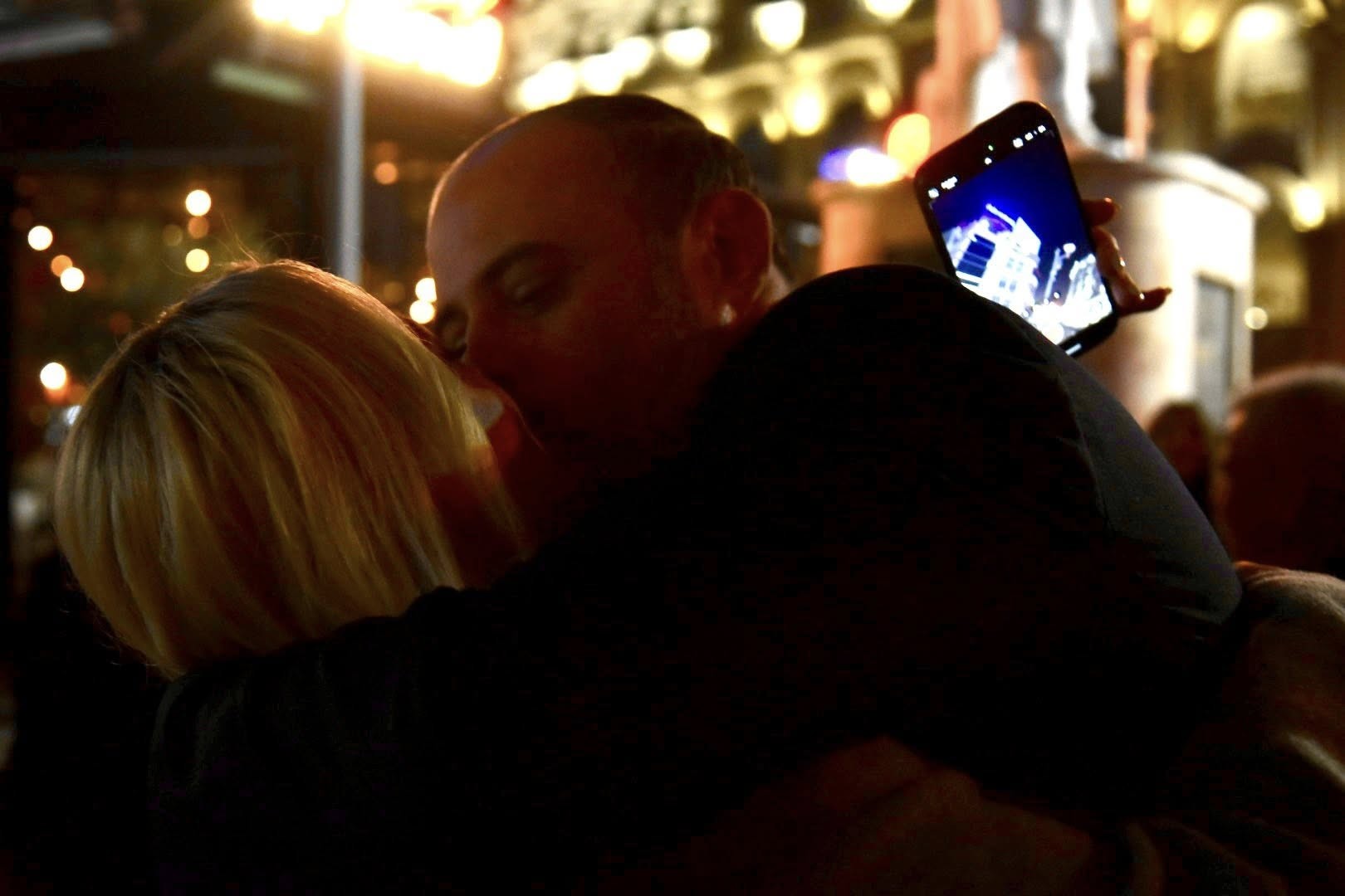 Страствен бакнеж на победата: Ѓорѓиевски и сопругата Мартина во емотивен момент