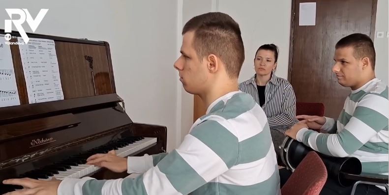 Близнаци со оштетен вид од Валандово градат мостови во општеството: Приказната за Даниел и Давид ќе ви ги стопли срцата (ВИДЕО)