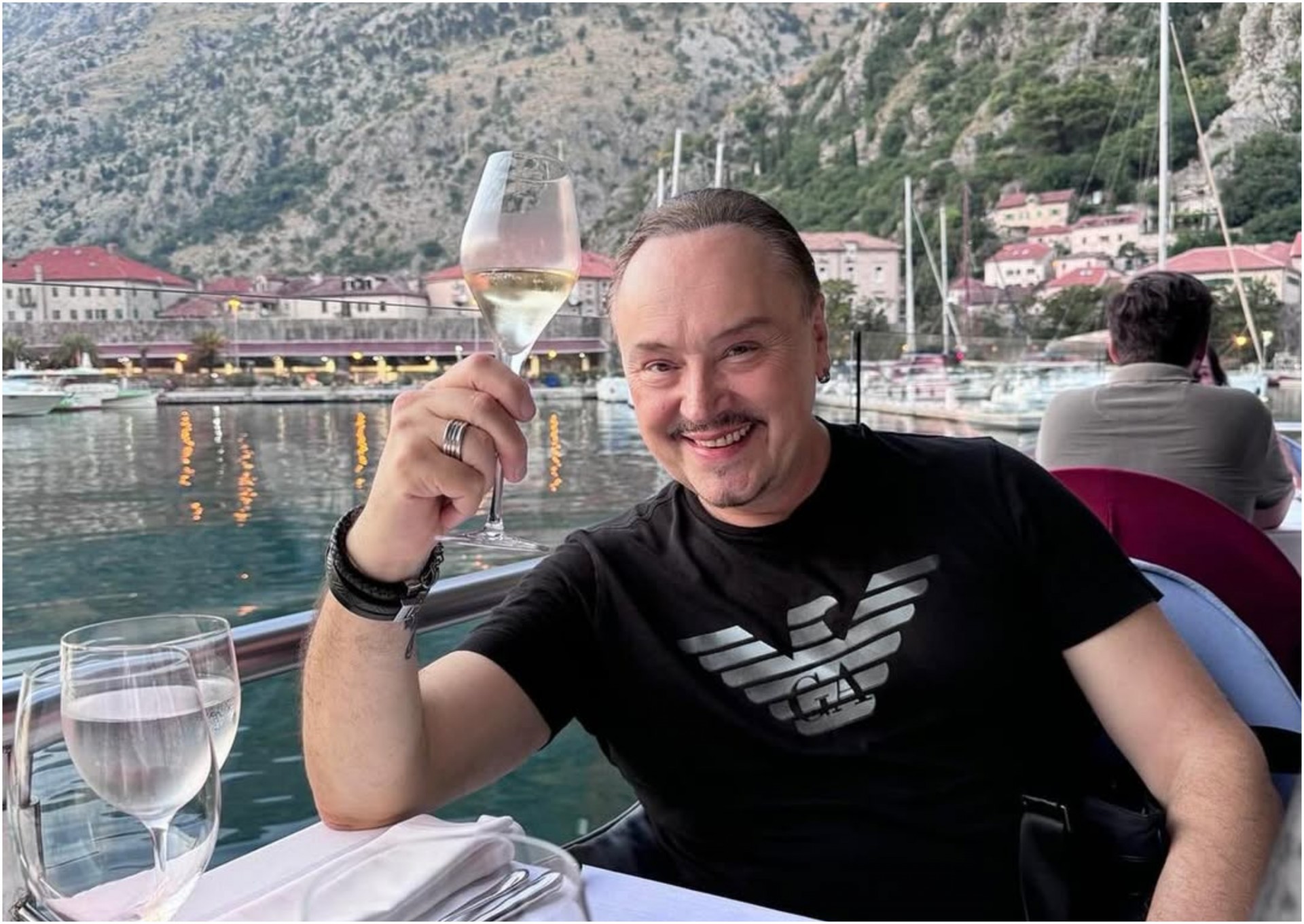 Српскиот пејач ја оставил сопругата затоа што не сакала да готви, по 17 години брак се разведе: „Сакав да ја вработам, но таа...“