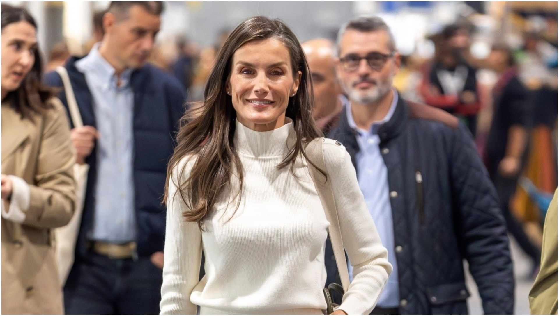 Фармерките на шпанската кралица се модна лекција која треба да ја научи секоја жена-без разлика дали имате 55 или 105 кг!