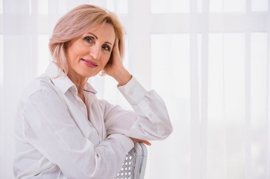 Зошто нашите жени на 50 години изгледаат како баби како целиот свет да го носат на грб: Додека Французинките дури тогаш започнуваат афери и изгледаат како да имаат 30 години