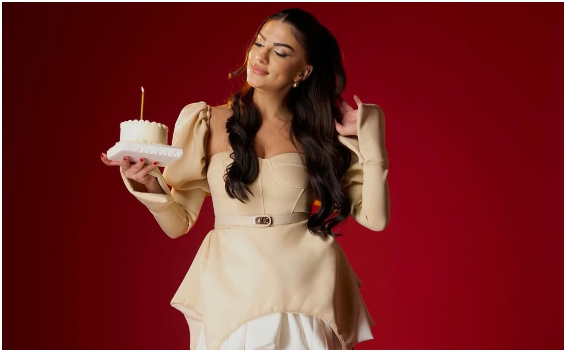 Македонската ѕвезда на „Гранд“ блесна во роденденска фотосесија за нејзиниот роденден (ФОТО)