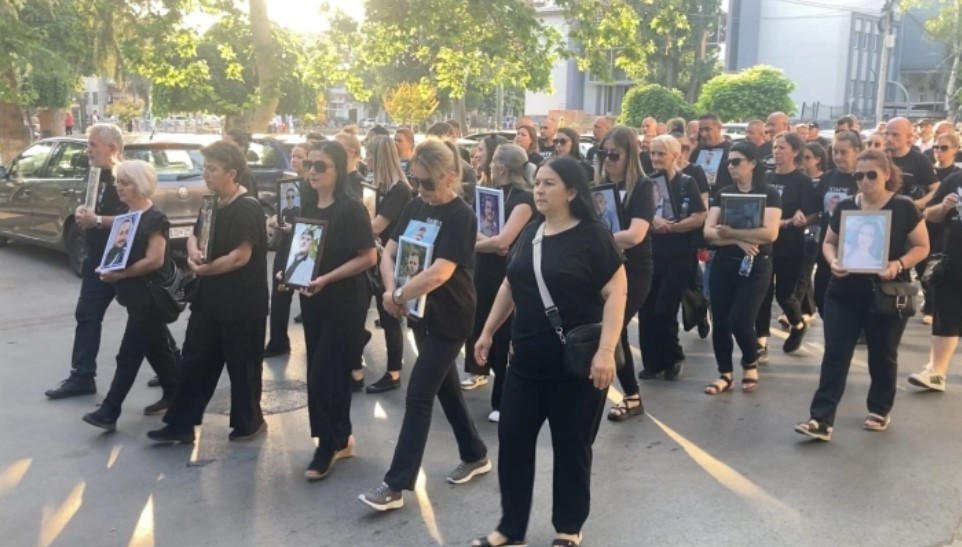 Родителите на загинатите во „Пулс“ повикуваат на мирен протест во Скопје: „Болката е наша, но борбата мора да биде заедничка“
