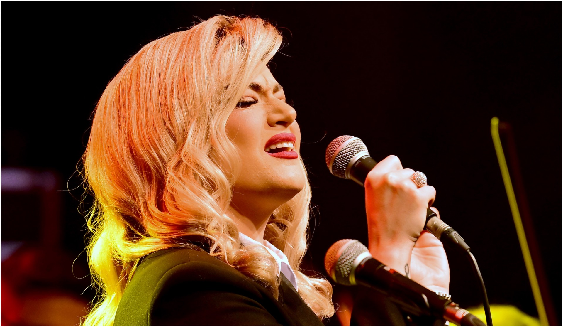 Како ви се допаѓа русокосата трансформација на пејачката: Елена Ристеска со стилски потег што сите го забележаа