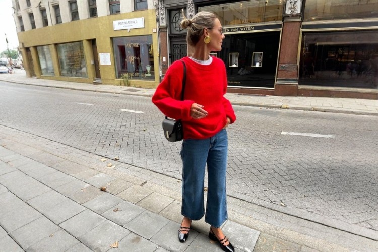 Потопол од капучино, шик како Париз – црвениот џемпер е must-have за оваа сезона