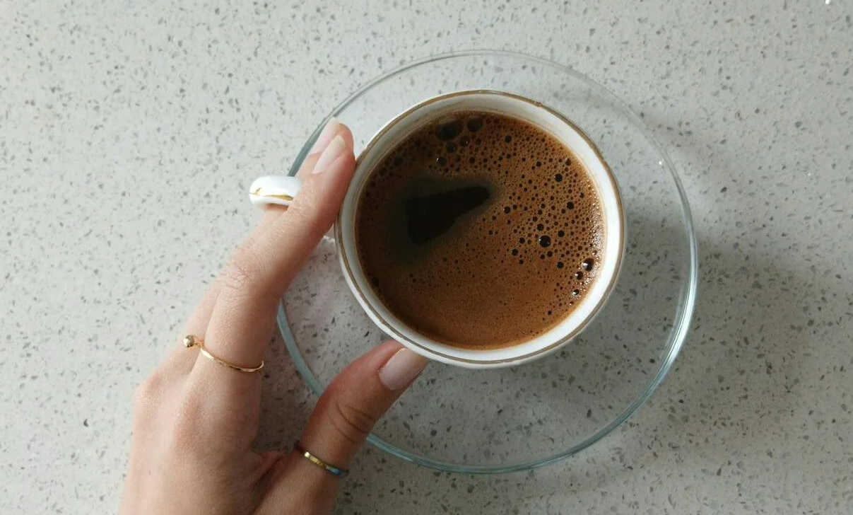 Нов утрински ритуал: Заборавете на кафето со шеќер и млеко, луѓето го пијат вака сега