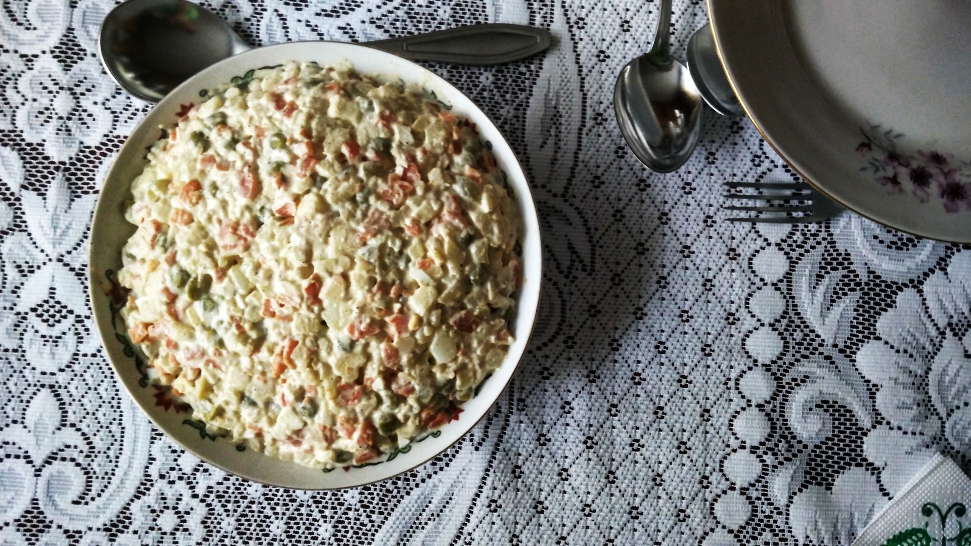 Славска трпеза за св. Архангел Михаил не смее да помине без руска салата: Рецепт за посна верзија на омилената зимска крем салата