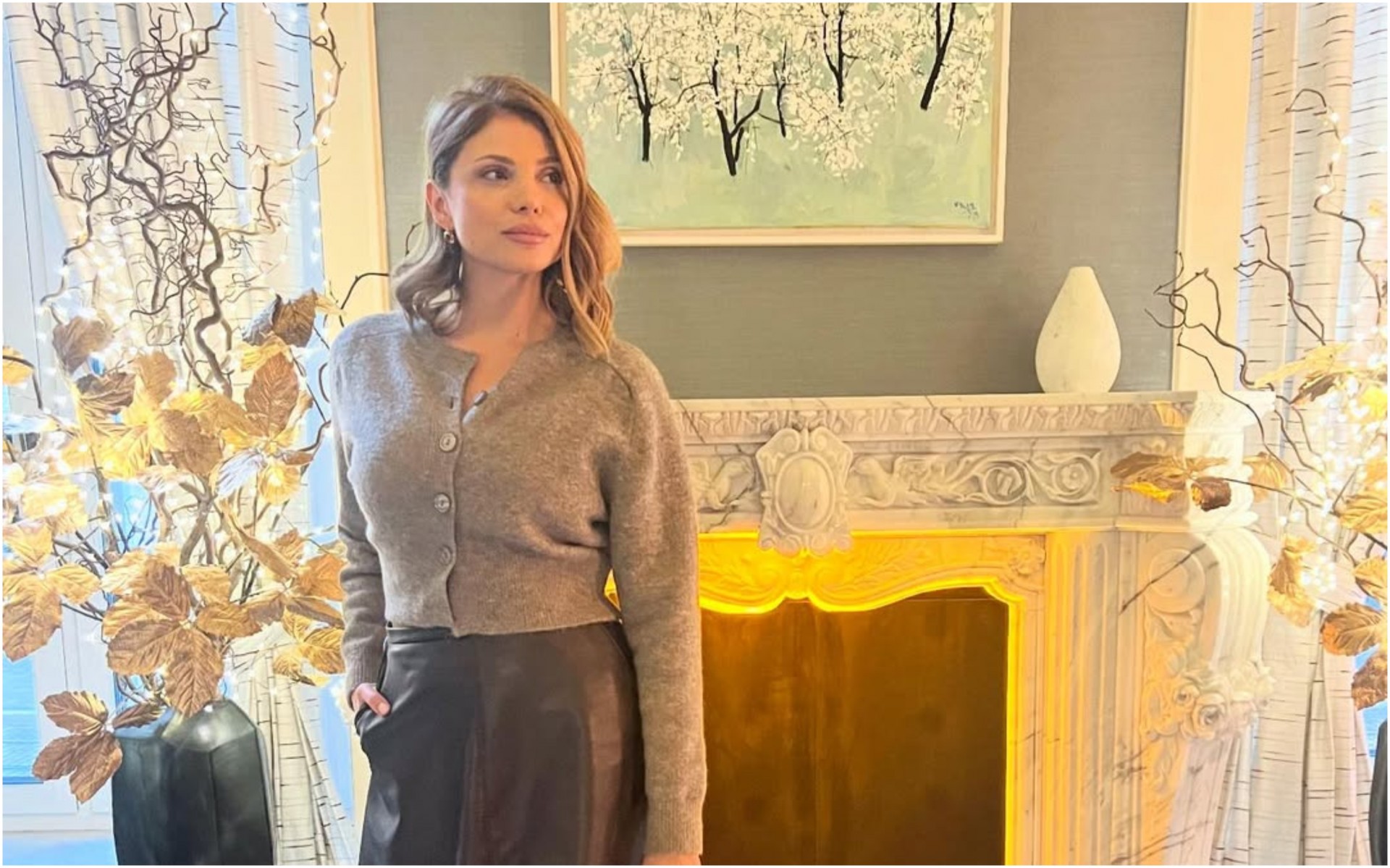 Лејла Филиповиќ носи фантастично здолниште и уште подобри чизми, ги сакаме и двете во нашиот плакар