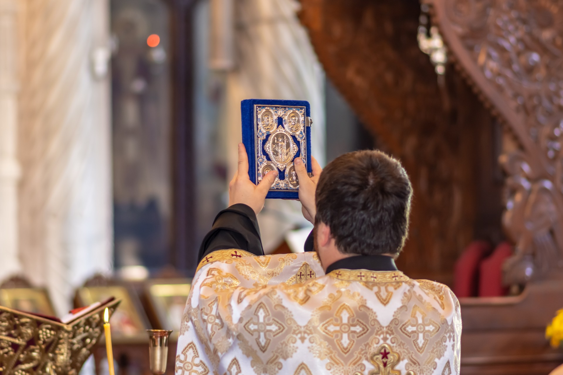 Свештеник открива што се случува доколку на исповед некој признае убиство кое не е разоткриено од полицијата