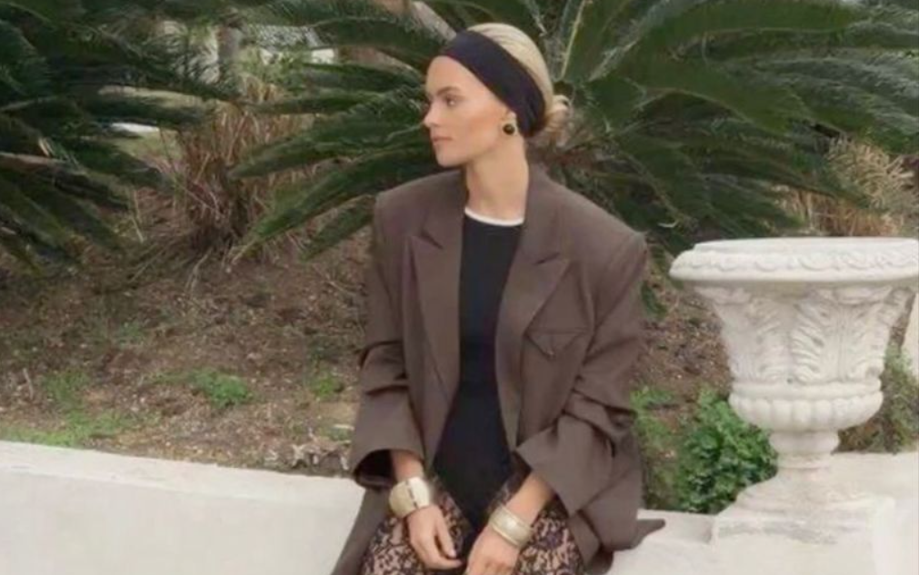 Ја стеснува половината, ја издолжува фигурата: Во ова сако секоја жена изгледа како милион долари