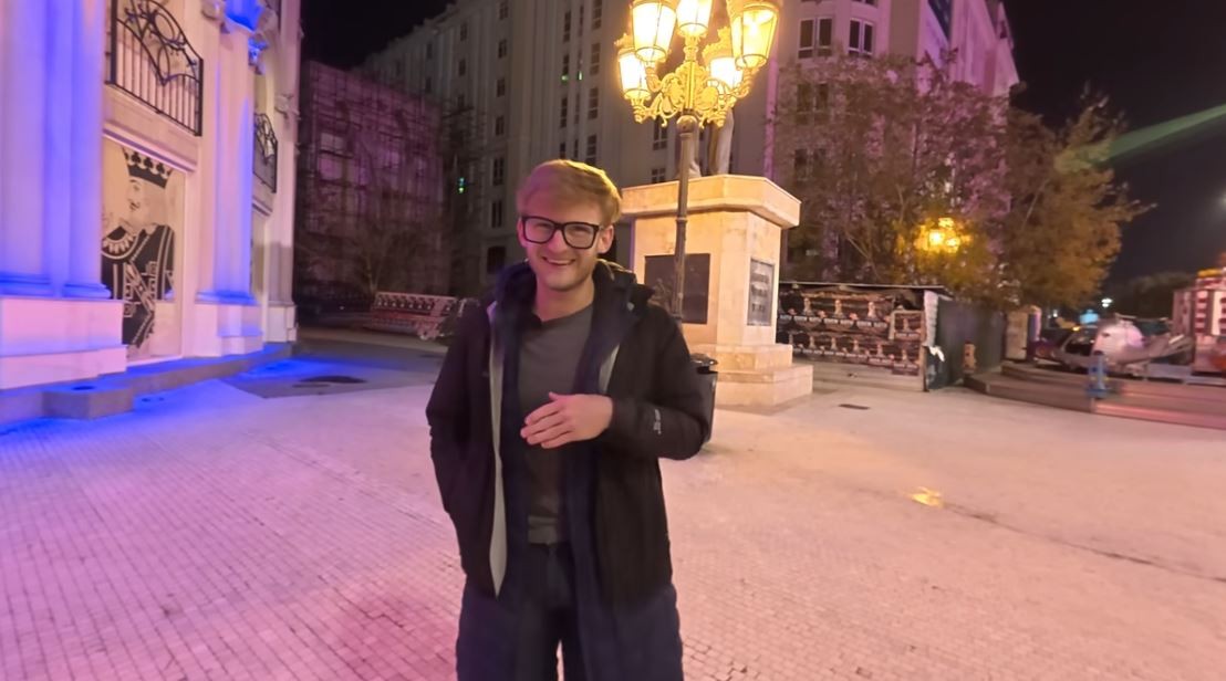 „Скопје е скриен европски бисер во кој може да се живее со малку пари, а од тука е и најдобрата личност од историјата“: Светски јутјубер за Македонија