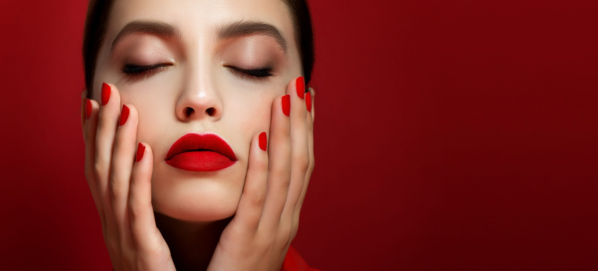 Новата година пречекај ја негувана и со убава шминка