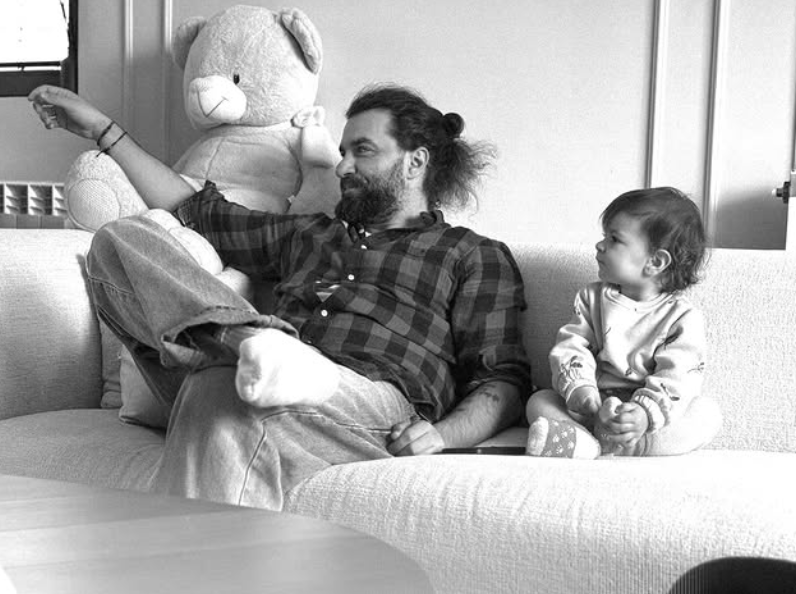 „Сè ѝ е мама денес, но утре ќе сум нејзиниот херој“ – Топлата фотографија на Стефан Филиповски што го стопи интернетот