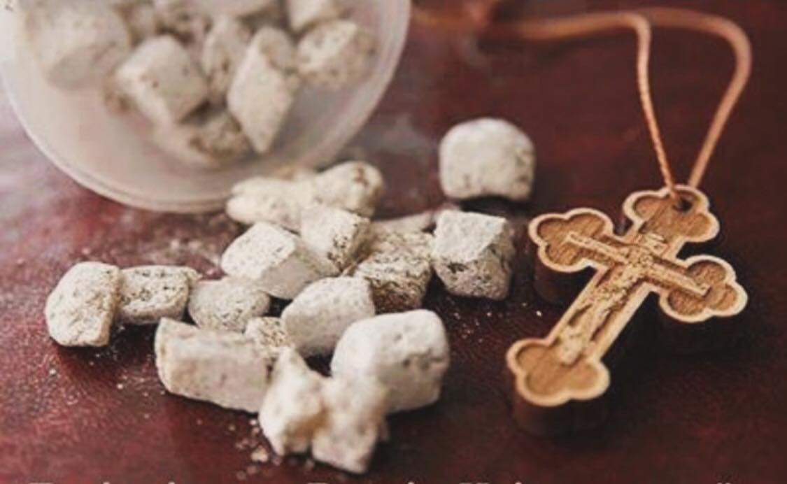 Стар духовен обичај вели дека некои нечистотии од просторот не исчезнуваат со проветрување –еден едноставен чин што денес ретко го практикуваме, а треба