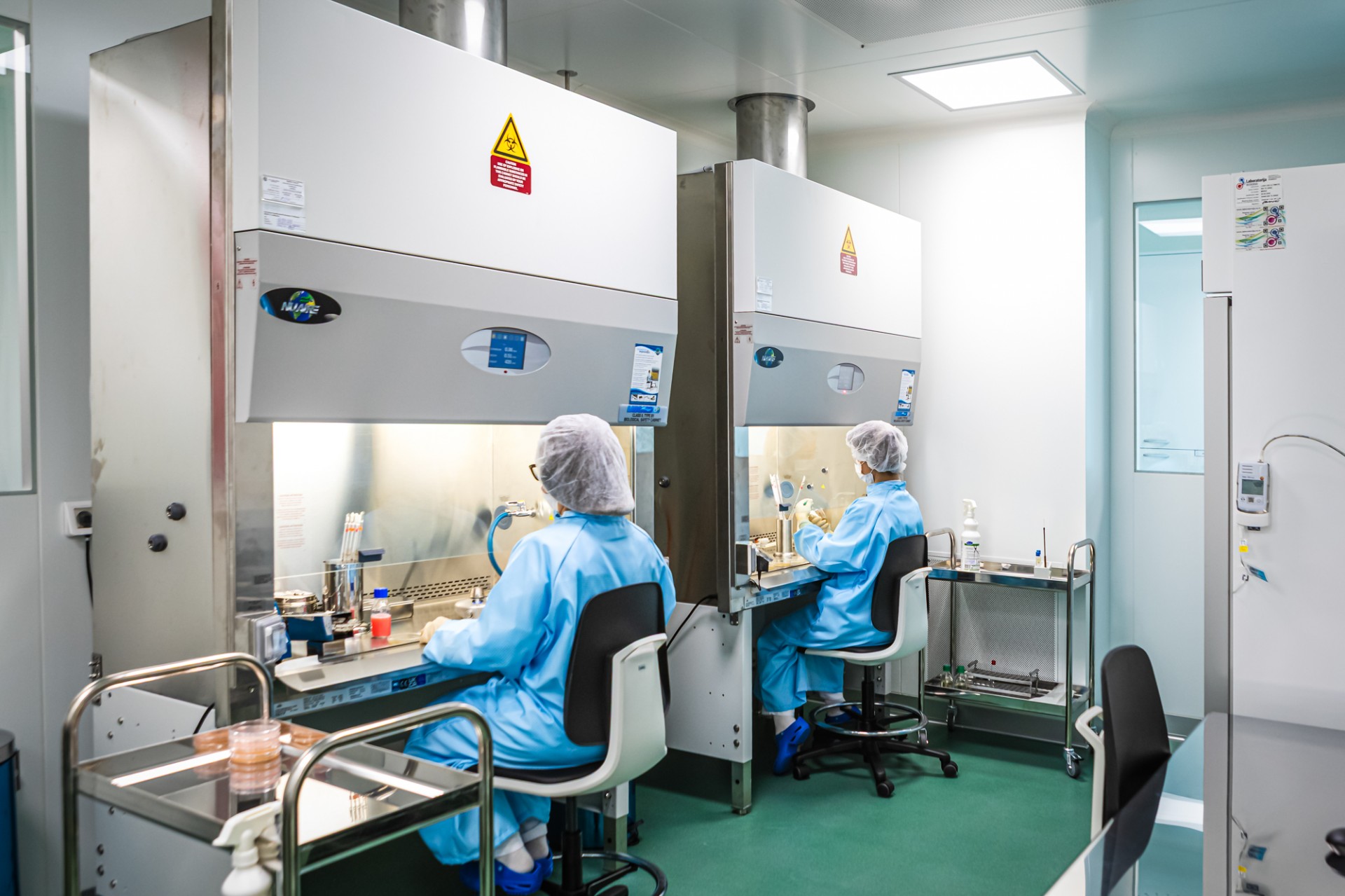 ПУШТЕНА ВО УПОТРЕБА НОВАТА МИКРОБИОЛОШКА ЛАБОРАТОРИЈА ЗА КВАЛИТЕТ НА „АЛКАЛОИД“ ПРИ ОФИЦИЈАЛНАТА ПОСЕТА НА ВЛАДИНА ДЕЛЕГАЦИЈА НА КОМПАНИЈАТА