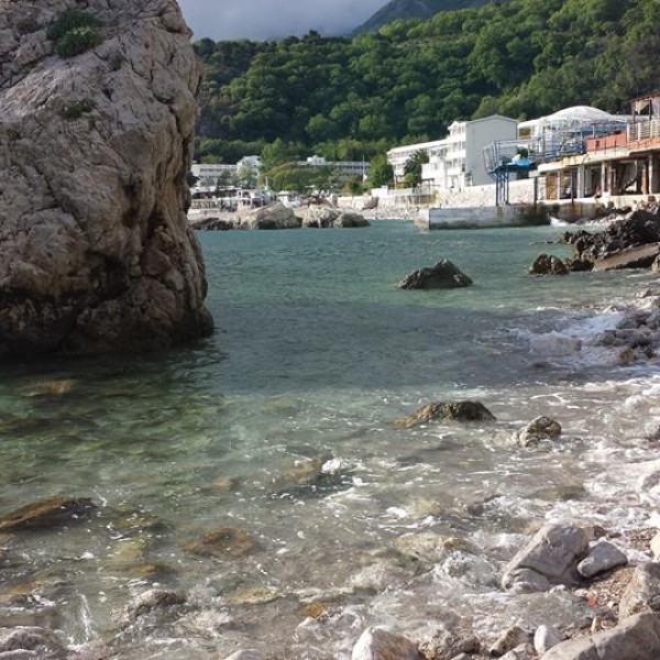 Кој има пари оди на море, кој нема - на Сутоморе: Еве кои се годинешните цени за храна, сместување и лежалки во популарната црногорска дестинација