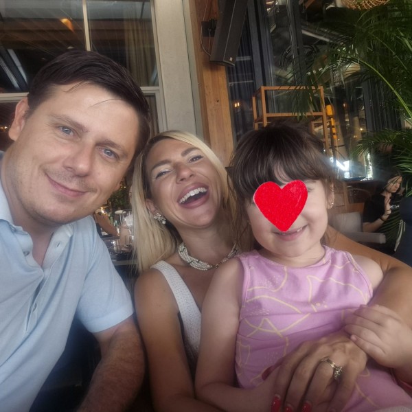 Српската водителка Јована Јеремиќ му е најдобра другарка на поранешниот маж: На заеднички ручек со ќеркичката