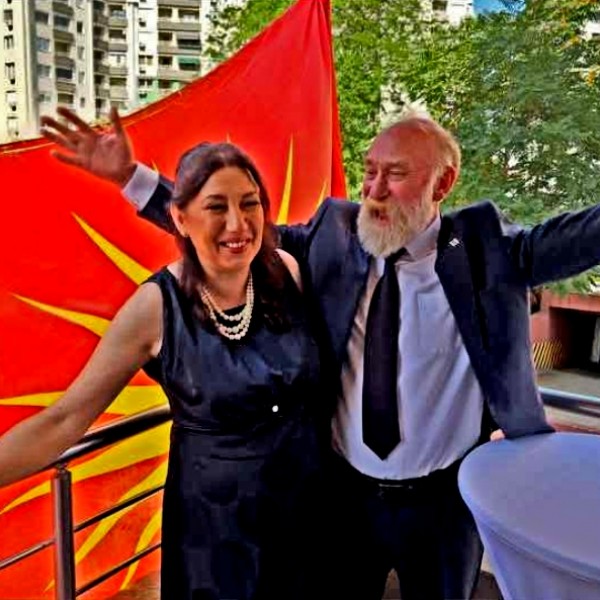Владо Јовановски покажа што е за него патриотизам и објави „една идентитетска фотографија“