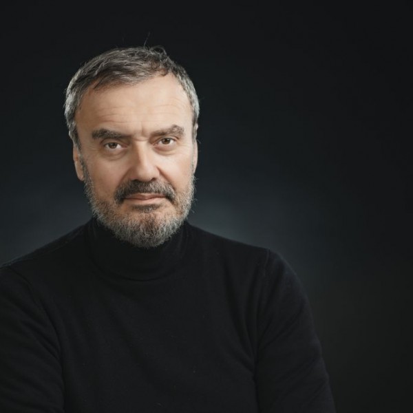 „Со години го носи целиот репертоар на МНТ на свој грб и нема улога која не може да ја одигра“: Ристановски награден со „Златна арена“