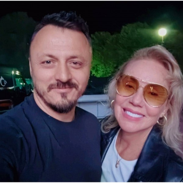 Лепа Брена во прегратка на Даниел Кајмакоски: „Не е битно каква музика слушаш и колку години имаш – Брена ја знаеш и сакаш да ја слушаш“
