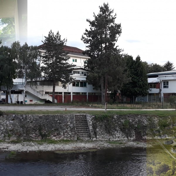 Сместување за двајца во оваа бања чини 1200 денари, нe e далеку од Скопје, а во близина на бањата има вистинска атракција