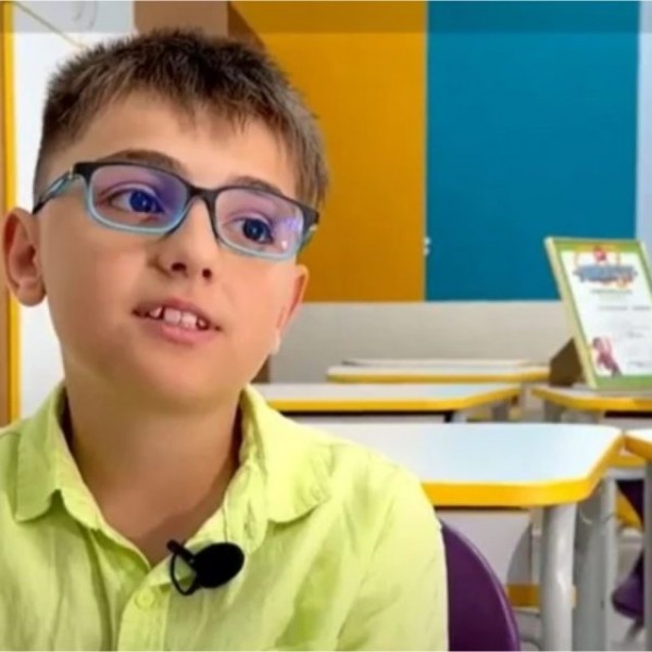 Мајка му го напуштила, живее на работ на сиромаштија, а тој стана математичко чудо од дете - ВИДЕО