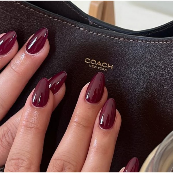 Спој на црвена и кафеава: Cherry mocha е  must-have маникир оваа есен - ФОТО