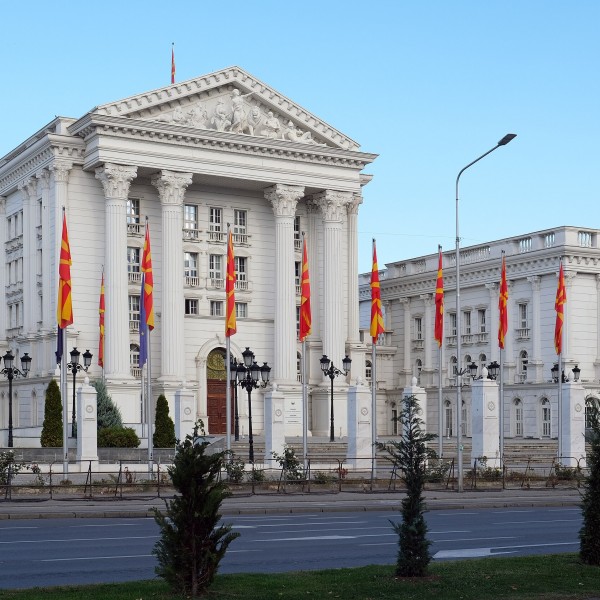 Владата не размисува за намалување на бројот на празници