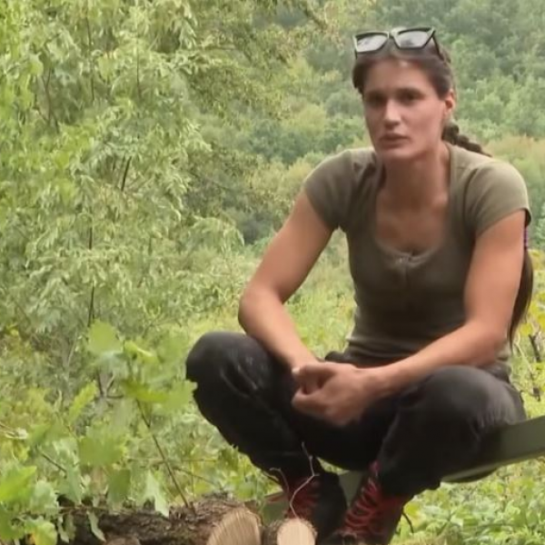 Сандра е девојка која сама сече дрва од утро до мрак, изградила две мали куќи и поправа коли: Нејзиниот идеален маж мора да знае 2 важни работи