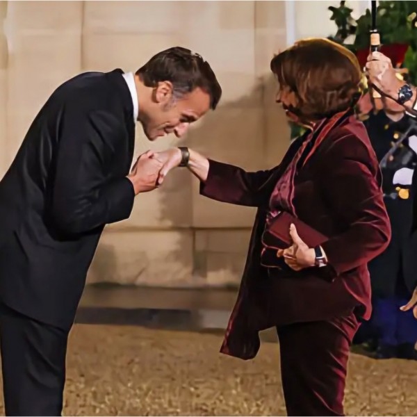 Бордо елеганција со став: Претседателката Давкова на свечената вечера кај Макрон