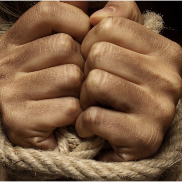 Душка била чувана во штала затоа што забременила од женет маж: Луѓето биле шокирани од тоа во што се претворила кога била пронајдена