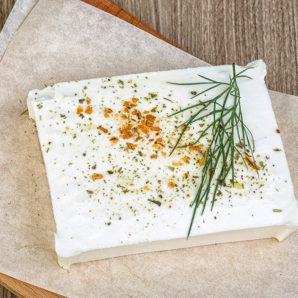 Велиш дека не јадеш козјо сирење, а јадеш фета: Грците се пошегуваа со цел регион па го открија нивниот древен рецепт