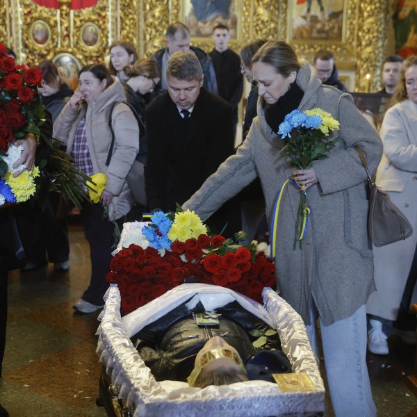 Судбината не греши: Мајка не го разбудила синот за лет зошто сонувала дека авионот ќе се сруши, подоцна го нашла мртов - му паднала слика над глава