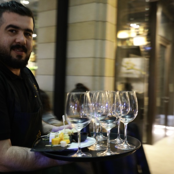 Порачал француски сендвич во ресторан, бидејќи телешки џигер бил „гаден“: Келнерот му дал совет што ги насмеал на глас сите присутни гости