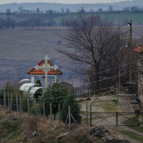 „Во рамките на карпестата црквата има дупка која проголтува луѓе“: Жителите на кумановска општина со години ја раскажуваат оваа неверојатна приказна за црквата св. Петка