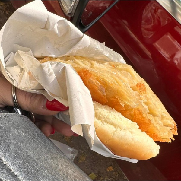 Кога ќе ја видите како изгледа ќе мислите дека не излегува од теретана, но оваа наша пејачка ужива во бурек и симит погача