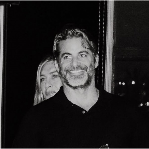 Згоден, шармантен и ја носи титулата „љубоевн гуру“: Џенифер Анистон конечно го покажа момчето