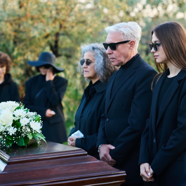 „Повикуваш поп да испее молитва, а тогаш скокаат полицајци го апсат, зошто бил лажен“: Шокантни сцени од гробишта во Скопје за Задушница