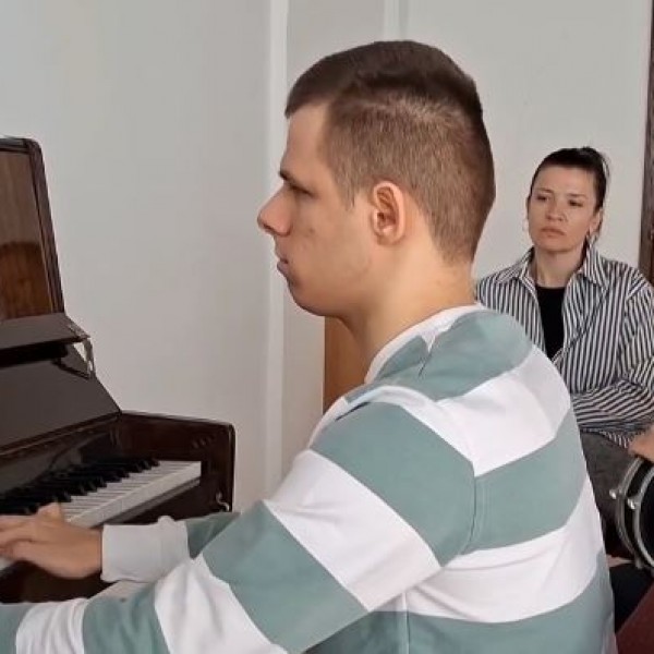 Близнаци со оштетен вид од Валандово градат мостови во општеството: Приказната за Даниел и Давид ќе ви ги стопли срцата (ВИДЕО)