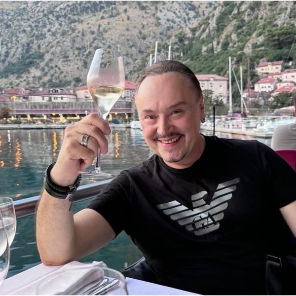 Српскиот пејач ја оставил сопругата затоа што не сакала да готви, по 17 години брак се разведе: „Сакав да ја вработам, но таа...“