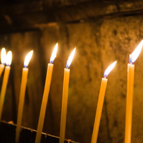 Отец Александар упатува повик до сите: Кога палите свеќи, задолжително направете ја оваа работа