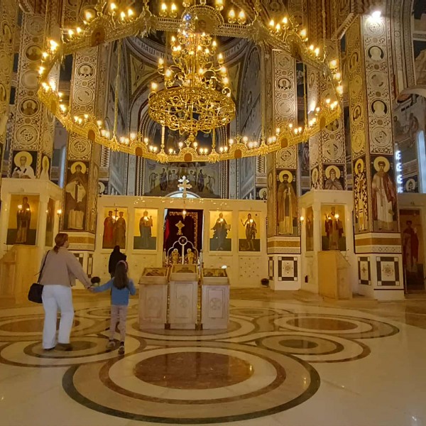 „Попови возат луксузни автомобили, 200 луѓе се викаат на слави“: Вања Грбиќ одржа лекција за верата