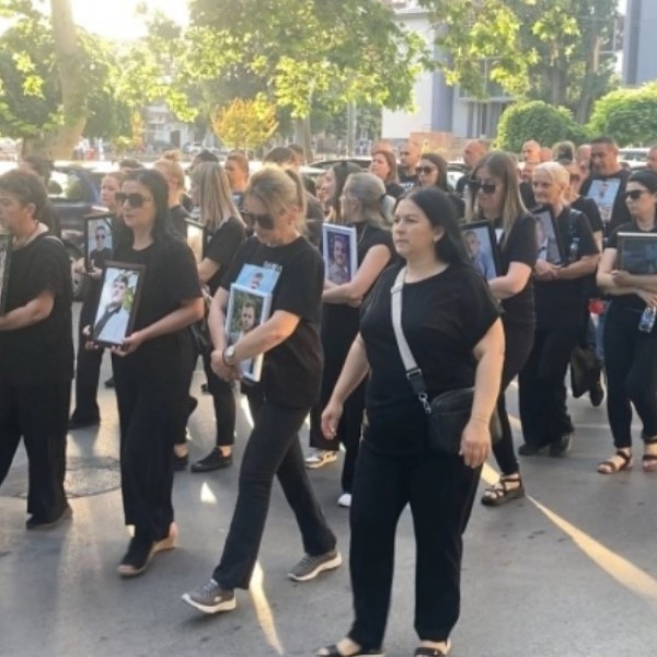 Родителите на загинатите во „Пулс“ повикуваат на мирен протест во Скопје: „Болката е наша, но борбата мора да биде заедничка“