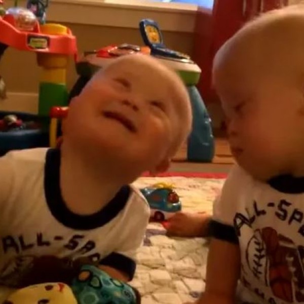 Мајка сакала да ги даде на посвојување близнаците со Даунов синдром: Едно нешто ѝ го скршило срцето