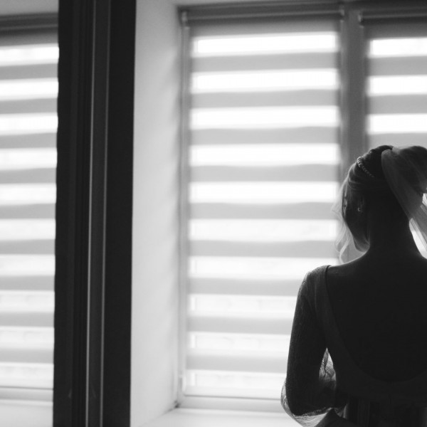 Достоинство под превезот: Приказната за една млада жена и моќта на вистинската љубов