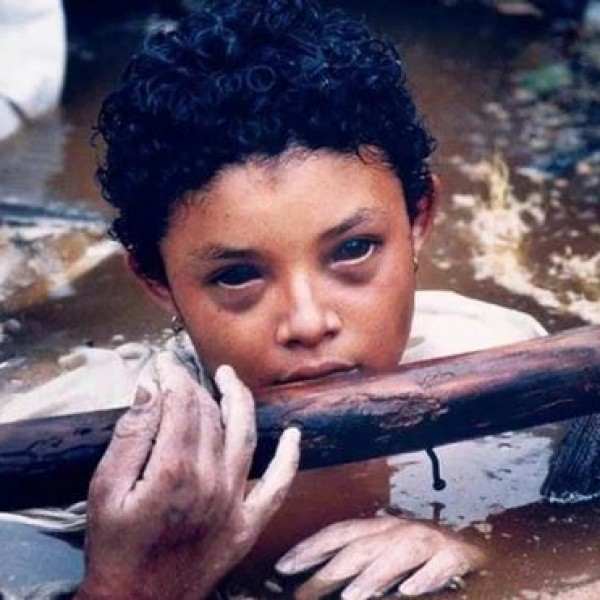 Била заробена во вулканска кал, фотограф ја сликал и ја оставил да умре: Ова му донесе награди и пари, по 20 години објавил зошто не ѝ помогнал