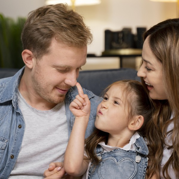 Какви родители сте според хороскопoт? Еве кој треба малку да се „опушти“, а кој им дава на децата премногу љубов и радост